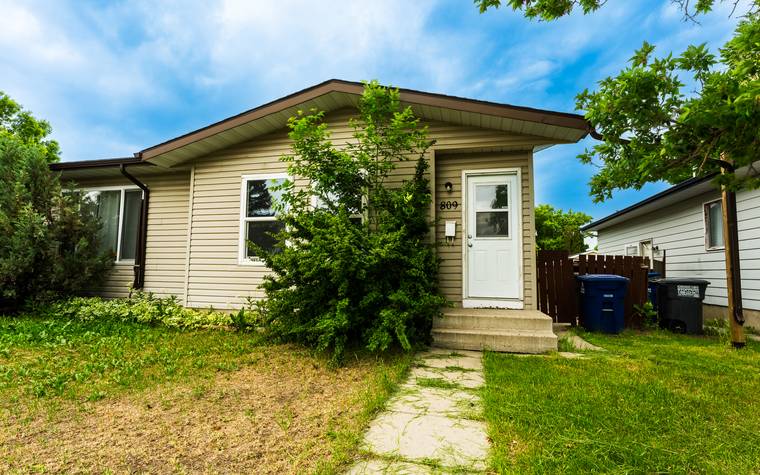 809 Steeves Avenue